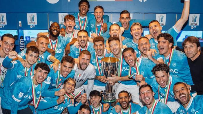 Napoli juara Piala Super Italia atau Supercoppa Italiana dengan mengalahkan Bologna di Awwal Park, Arab Saudi, Selasa (23/12/2025). Gelar Supercoppa ketiga bagi Napoli, dan gelar kedua bagi Antonio bersama klub asal kota Naples.