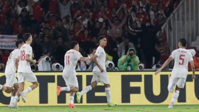 Pesepak bola Timnas Indonesia Marselino Ferdinan bersama rekan timnya merayakan gol yang dicetak ke gawang Timnas Arab Saudi dalam laga Grup C Babak Ketiga Kualifikasi Piala Dunia 2026 di Stadion Utama Gelora Bung Karno, Senayan, Jakarta, Selasa (19/11/2024). TRIBUNNEWS/IRWAN RISMAWAN