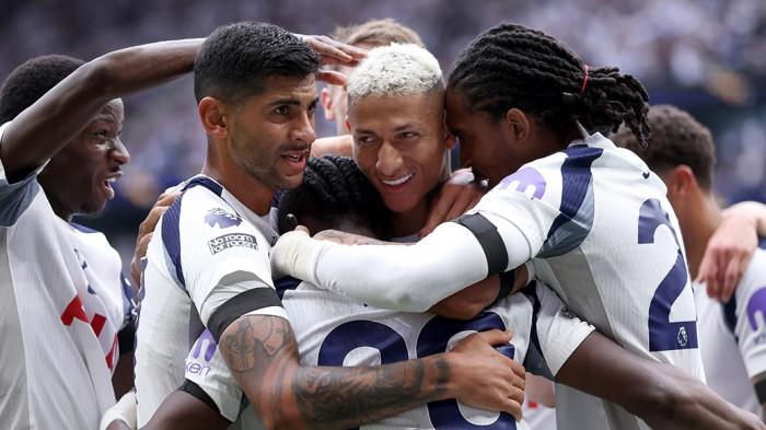 SELEBRASI - Striker Tottenham Hotspur, Richarlison melakukan selebrasi setelah mencetak gol ke gawang Burnley di Stadion Tottenham Hotspur pada pekan perdana Liga Inggris 2025/2026, Sabtu (16/8/2025).