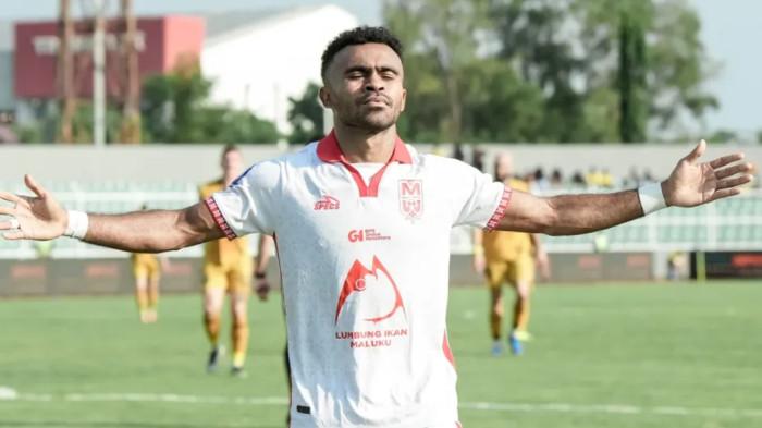 SELEBRASI - Selebrasi pemain Malut United, Yakob Sayuri usai mencetak gol ke gawang Bhayangkara FC di Stadion Sumpah Pemuda, Lampung, dalam lanjutan matchday ketujuh Super League 2025/2025, Kamis (25/9/2025) sore WIB.