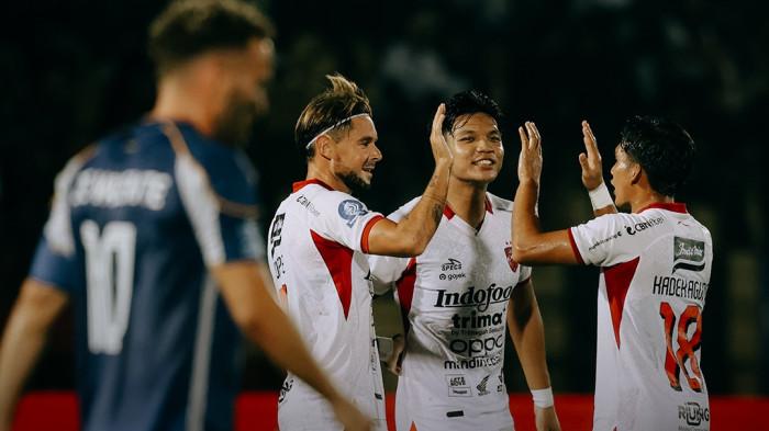 SELEBRASI - Selebrasi pemain Bali United, Thijmen Goppel (tiga dari kanan) saat pertandingan melawan PSIM Yogyakarta pada pertandingan pekan ke-22 Super League di Stadion Sultan Agung Bantul, Senin (23/2/2026) malam WIB.