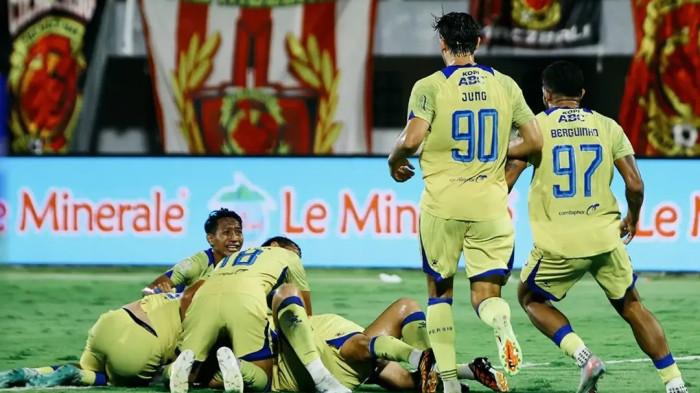 MENTAL JUARA PERSIB - Selebrasi para pemain Persib Bandung setelah bek Julio Cesar mencetak gol penentu kemenangan pada menit 90+7 dalam laga sengit kontra PSM Makassar Super League 2025/2026 di Stadion BJ Habibie, Minggu (17/5/2026). Kemenangan dramatis ini membuat Maung Bandung kini berada di ambang juara dan hanya membutuhkan satu poin tambahan di laga berikutnya.