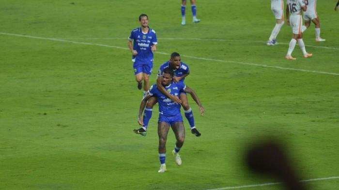 SELEBRASI - Selebrasi pemain Persib Bandung, Ramon Tanque usai cetak gol perdananya di Super League 2025/2026 dengan menggendong rekan setimnya Uilliam, pada Jumat (5/12/2025) malam WIB.