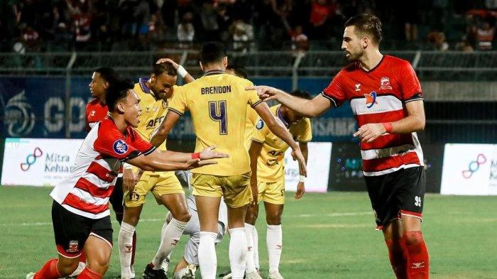 SELEBRASI - Selebrasi penyerang Madura United, Miljan Skrbic (kanan) setelah mencetak gol ke gawang Persik Kediri pada pekan ke-30 Liga 1, di Stadion Gelora Bangkalan, Senin (28/4/2025) malam WIB.