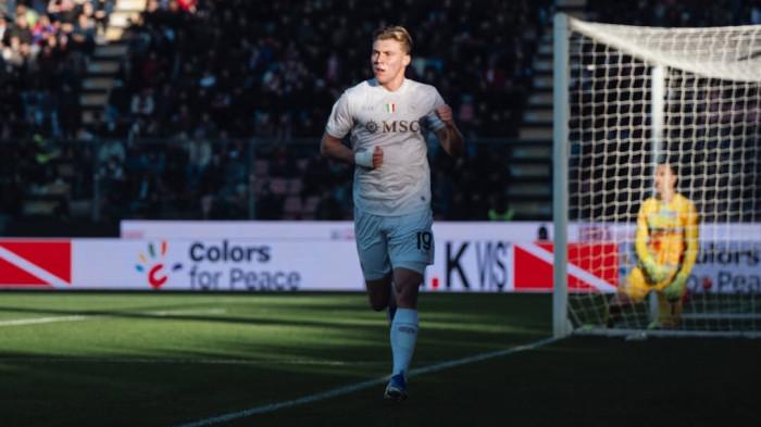 SELEBRASI - Penyerang Napoli, Rasmus Hojlund merayakan gol setelah berhasil membobol gawang Cremonese yang dikawal Emil Audero, pada pekan ke-17 Liga Italia, Minggu (28/12/2025) malam WIB. Napoli berhasil mengalahkan Cremonese dengan skor 2-0.