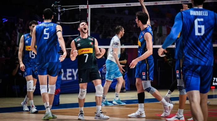 ITALIA VNL - Selebrasi tim voli Italia setelah mengalahkan Slovenia dalam duel semifinal VNL 2025 putra pada 2 Agustus 2025 di Ningbo Beilun, China. Italia berhasil lolos ke final setelah mengalahkan Slovenia dengan skor 3-1. (Foto Arsip Agustus 2025). (Foto: Volleyballworld)