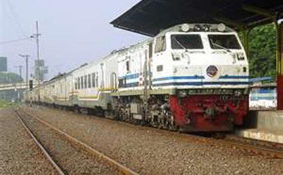 Kereta AC Baru Senja Manoreh Layani Semarang - Jakarta