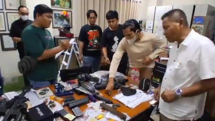 TEMUAN 995 SENPI - Sebanyak 995 senjata api (senpi) ditemukan di ruangan sebuah sekolah swasta di Kebayoran Lama, Jakarta Selatan, pada 10 Juli 2026. Temuan ini bermula saat pihak sekolah hendak mengambil keperluan para siswa. Ruangan itu dulunya ditempati mantan Ketua Pengurus Yayasan, IWD, yang dipecat sejak April 2026.