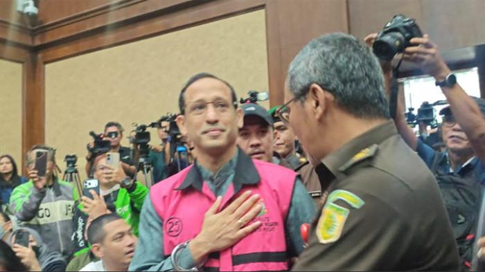 Senyum eks Mendikbudristek Nadiem Makarim, sapa awak media jelang sidang dakwaan dugaan korupsi pengadaan Chromebook dalam Program Digitalisasi Pendidikan di Kemendikbudristek periode 2019–2022 di PN Tipikor Jakarta, Senin (5/1/2026).