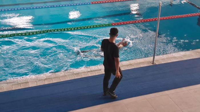 Seorang atlet renang tengah berlatih jelang kompetisi renang kolam pendek
