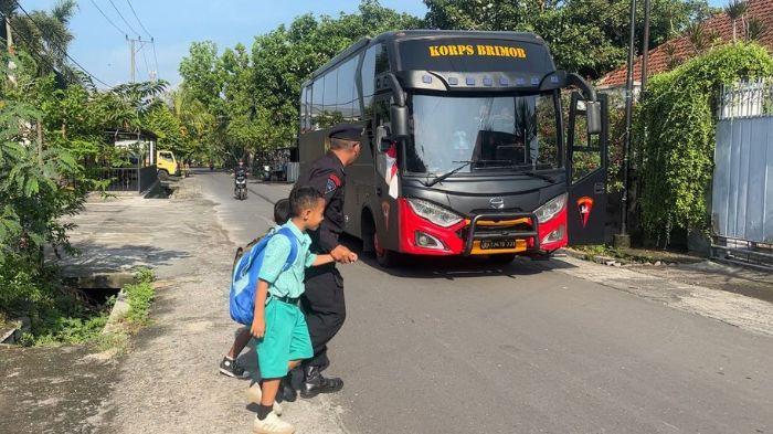 Brimob Polda NTB Hadirkan Layanan Bus Sekolah Gratis untuk Pelajar di Mataram