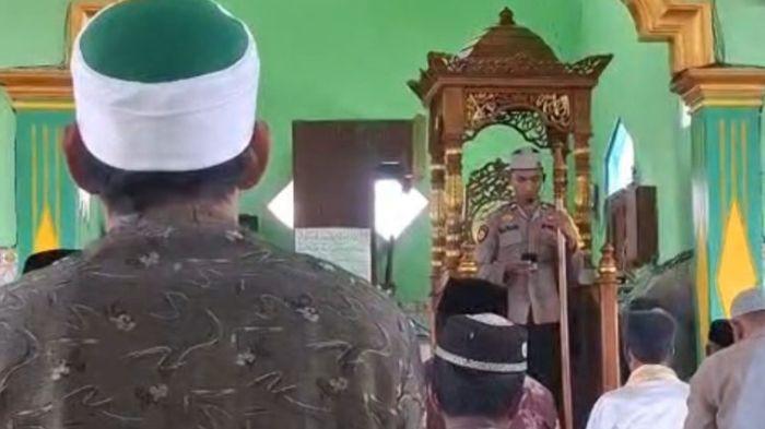 Polisi Jadi Khatib Jumat, Bripda Inama dari Polsek Pulau Sembilan Ajak Jemaah Pererat Silaturahmi