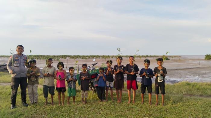 Tanam Mangrove Bersama Anak Suku Akit, Polres Kepulauan Meranti Wujudkan Green Policing