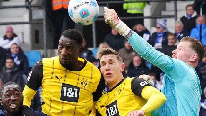 AKSI GUIRASSY - Striker Borussia Dortmund Serhou Guirassy melakukan duel bola udara ketika pertandingan melawan Bochum pada pekan ke-22 Bundesliga 2024/2025, Sabtu (15/2/2025). (Website Borussia Dortmund - 20/2/2025)