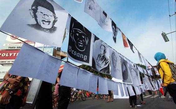 Ketika Warga Gotong Royong Tegakkan Pohon Asem Ngarsopuro