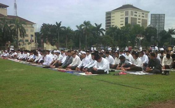 Warga dan Polisi Shalat Bersama di Polda Metro Jaya