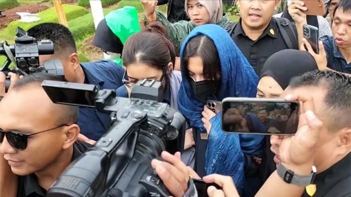 PEMAKAMAN JENAZAH VIDI - Sheila Dara saat pemakaman jenazah Vidi Aldiano suaminya di TPU Tanah Kusir, Jakarta Selatan, Minggu (8/3/2026).