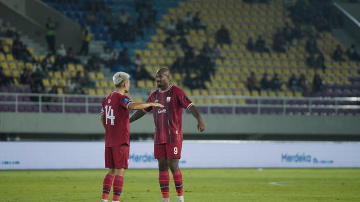 BERBINCANG - Sho Yamamoto (kiri) berkomunikasi dengan Gervane Kastaneer (kanan) pada laga pekan 14 Super League 2025/2026 antara Persis Solo vs PSM Makassar di Stadion Manahan Solo, Jawa Tengah, Sabtu (29/11/2025) malam WIB.