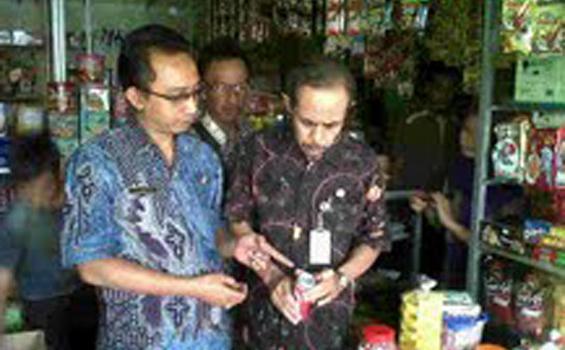 Minuman Kaleng Hampir Kadaluarsa di Pasar Kutoarjo