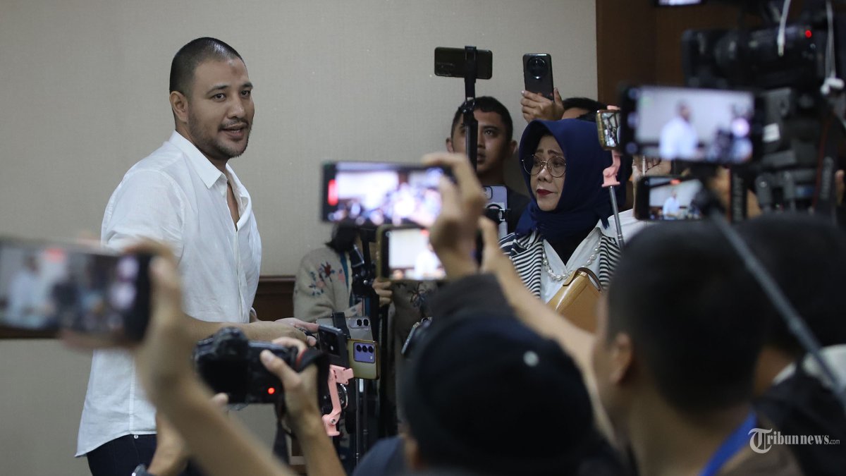 HADIRI SIDANG - Aktor Muhammad AmmarAkbar atau lebih dikenal Ammar Zoni bersiap menjalani persidangan di Pengadilan Negeri Jakarta Pusat, Kamis (18/12/2025). Ammar Zoni menjalani persidangan secara langsung terkait dugaan kasus jual beli narkoba di rutan Salemba, Sebelumnya Ammar Zoni mengikuti persidangan secara daring dari lapas Nusakambangan. Adapun agenda persidangan kali ini ialah pemeriksaan saksi. Tribunnews/Jeprima  