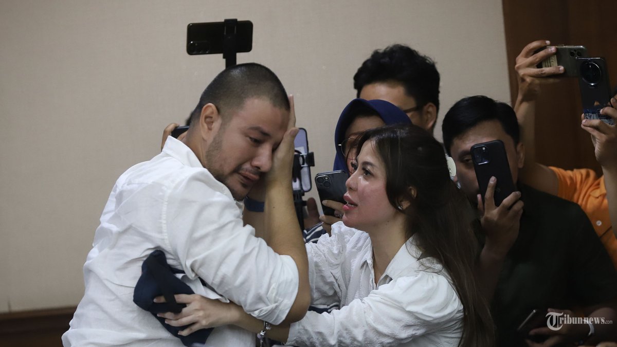 HADIRI SIDANG - Aktor Muhammad AmmarAkbar atau lebih dikenal Ammar Zoni menangis dihadapan sang kekasih dokter Kamelia sebelum menjalani persidangan di Pengadilan Negeri Jakarta Pusat, Kamis (18/12/2025). Ammar Zoni menjalani persidangan secara langsung terkait dugaan kasus jual beli narkoba di rutan Salemba, Sebelumnya Ammar Zoni mengikuti persidangan secara daring dari lapas Nusakambangan. Adapun agenda persidangan kali ini ialah pemeriksaan saksi. Tribunnews/Jeprima  
