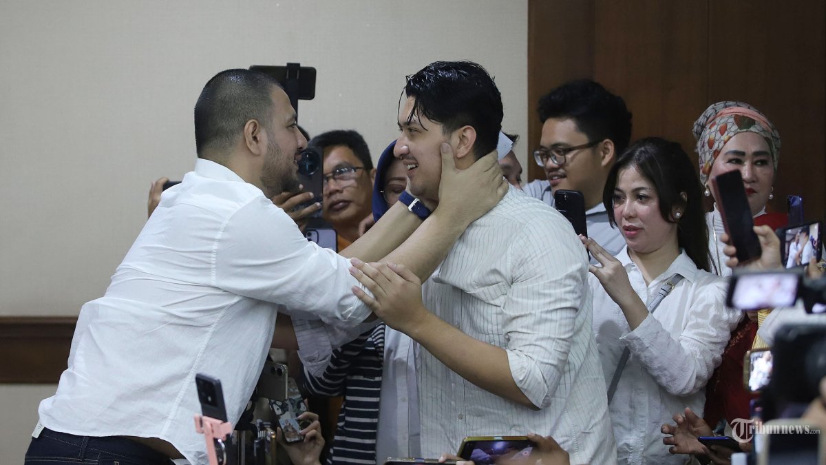 HADIRI SIDANG - Aktor Muhammad AmmarAkbar atau lebih dikenal Ammar Zonimemeluk sang adik Aditya Zoni sebelum  menjalani persidangan di Pengadilan Negeri Jakarta Pusat, Kamis (18/12/2025). Ammar Zoni menjalani persidangan secara langsung terkait dugaan kasus jual beli narkoba di rutan Salemba, Sebelumnya Ammar Zoni mengikuti persidangan secara daring dari lapas Nusakambangan. Adapun agenda persidangan kali ini ialah pemeriksaan saksi. Tribunnews/Jeprima  
