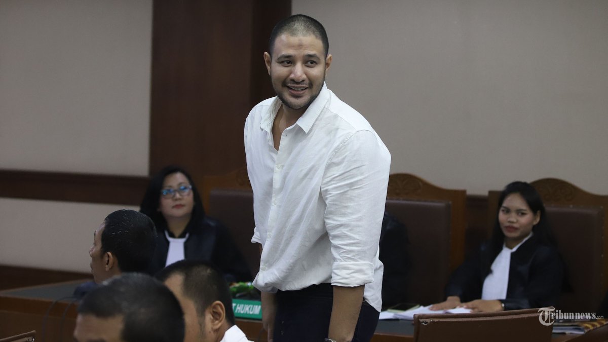 HADIRI SIDANG - Aktor Muhammad AmmarAkbar atau lebih dikenal Ammar Zoni bersiap menjalani persidangan di Pengadilan Negeri Jakarta Pusat, Kamis (18/12/2025). Ammar Zoni menjalani persidangan secara langsung terkait dugaan kasus jual beli narkoba di rutan Salemba, Sebelumnya Ammar Zoni mengikuti persidangan secara daring dari lapas Nusakambangan. Adapun agenda persidangan kali ini ialah pemeriksaan saksi. Tribunnews/Jeprima  