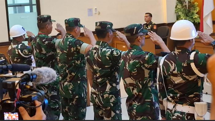 KASUS PENYIRAMAN AIR KERAS - Pengadilan Militer II-08 Jakarta menggelar sidang perkara serangan diduga air keras kepada Wakil Koordinator KontraS Andrie Yunus yang melibatkan empat anggota TNI pada Rabu (29/4/2026). Keempat terdakwa yakni Serda (Mar) Edi Sudarko (ES), Lettu (Mar) Budhi Hariyanto Widhi (BHW), Kapten (Mar) Nandala Dwi Prasetia (NDP), dan Lettu (Pas) Sami Lakka (SL) hormat kepada majelis hakim sebelum meninggalkan ruang sidang.