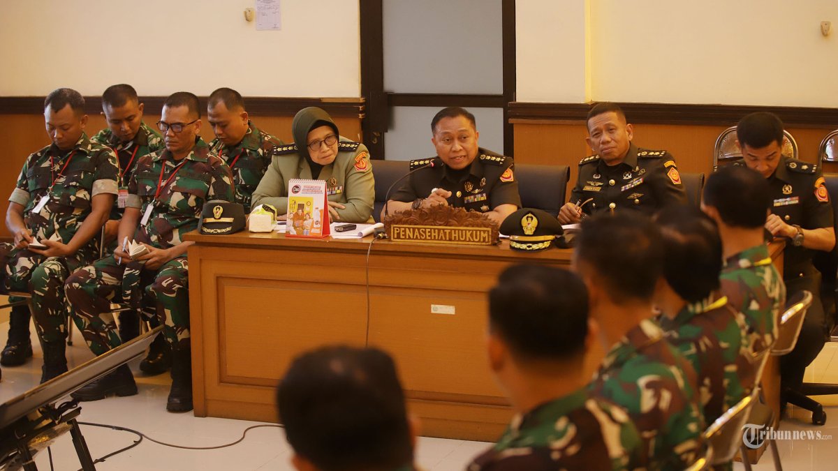 KETERANGAN SAKSI - Empat terdakwa Sersan Dua Edi Sudarko, Letnan Satu Budhi Hariyanto Widhi, Kapten Nandala Dwi Prasetyo, dan Letnan Satu Sami Lakka hadir dalam sidang lanjutan kasus penyiraman air keras terhadap Wakil Koordinator Kontras Andrie Yunus dengan agenda mendengarkan saksi dari pihak TNI di Pengadilan Militer II-08 Jakarta, Rabu (6/5/2026). Para saksi tersebut adalah Komandan Detasemen Markas BAIS TNI Kolonel Infanteri Heri Heryadi, Kaur Farmasi Unit Fasfarbekkes dari kesatuan Denkes Bais TNI Kapten Laut (K) Suyanto, Pabandya D 31 Pampers Dit B Bais TNI Letkol Chk Alwi Hakim Nasution, Komandan Regu Provost Detasemen Markas Bais TNI Sertu Arif Firdaus, dan Ba Sus Ton Ang Satyanma Denma Bais TNI Serda M. Arif Widayanto. Tribunnews/Jeprima