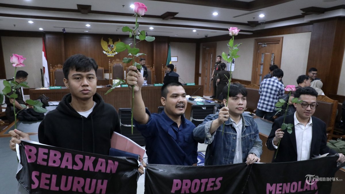 SIDANG PLEDOI DELPEDRO - Terdakwa dalam kasus dugaan penghasutan aksi demonstrasi yaitu Delpedro Marhaen (kanan), Muzaffar Salim (kedua kanan), Syahdan Husein (kedua kiri) dan Khariq Anhar (kiri) usai menjalani sidang lanjutan di Pengadilan Negeri Jakarta Pusat, Senin (2/3/2026). Sidang tersebut beragendakan pembacaan nota pembelaan (pledoi) terdakwa terkait kasus dugaan penghasutan aksi demonstrasi. TRIBUNNEWS/IRWAN RISMAWAN