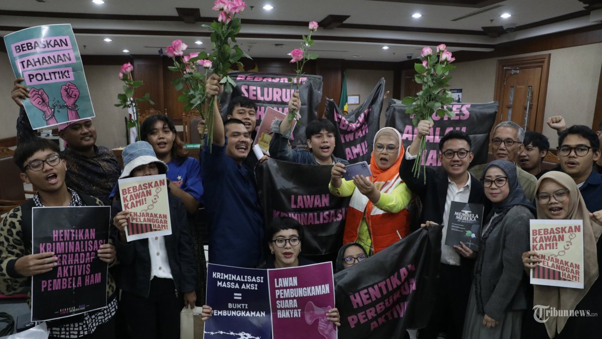 SIDANG PLEDOI DELPEDRO - Terdakwa dalam kasus dugaan penghasutan aksi demonstrasi yaitu Delpedro Marhaen, Muzaffar Salim, Syahdan Husein dan Khariq Anhar bersama sejumlah aktivis berfoto bersama usai menjalani sidang lanjutan di Pengadilan Negeri Jakarta Pusat, Senin (2/3/2026). Sidang tersebut beragendakan pembacaan nota pembelaan (pledoi) terdakwa terkait kasus dugaan penghasutan aksi demonstrasi. TRIBUNNEWS/IRWAN RISMAWAN