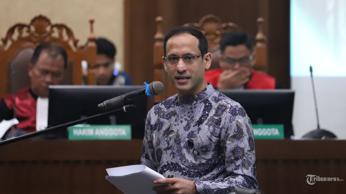 BACAKAN PEMBELAAN - Terdakwa kasus dugaan korupsi pengadaan Chromebook dan Chrome Device Management (CDM) dalam program digitalisasi pendidikan di Kemendikbudristek Nadiem Makarim menjalani sidang di Pengadilan Tipikor, Jakarta Pusat, Selasa (2/6/2026). Sidang tersebut beragendakan pembacaan nota pembelaan atau pleidoi dari Nadiem atas tuntutan hukuman penjara selama 18 tahun, denda Rp1 miliar subsider 190 hari kurungan, serta uang pengganti sebesar Rp5,67 triliun subsider 9 tahun penjara dari Jaksa. Dalam perkara tersebut, ia didakwa merugikan keuangan negara hingga Rp2,18 triliun akibat pengadaan sarana pembelajaran berbasis teknologi informasi dan komunikasi berupa laptop Chromebook dan CDM yang dilakukan tidak sesuai perencanaan serta prinsip pengadaan barang dan jasa pemerintah. Tribunnews/Jeprima