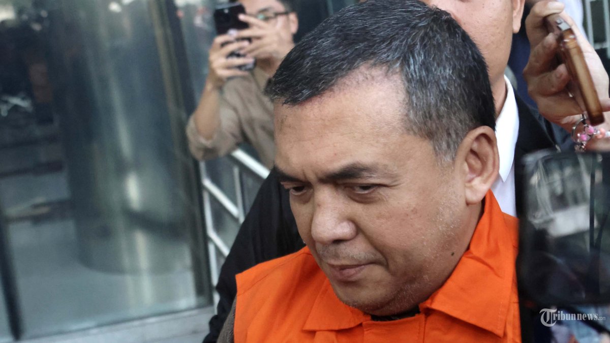 SILMY KARIM - Wakil Menteri Imigrasi dan Pemasyarakatan (Imipas) Silmy Karim mengenakan rompi tahanan usai menjalani pemeriksaan di Gedung Merah Putih KPK, Jakarta, Kamis (4/6/2026). Setelah memeriksa Silmy selama lebih dari 10 jam, KPK menetapkannya sebagai tersangka kasus dugaan korupsi terkait pengurusan izin tinggal warga negara asing (WNA) di Indonesia. TRIBUNNEWS/IRWAN RISMAWAN