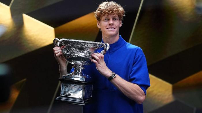 JUARA - Petenis Italia Jannik Sinner mengangkat piala setelah keluar sebagai juara Australian Open 2025. Grand slam tenis Australian Open 2026 resmi mencatat sejarah dengan total hadiah mencapai A$111,5 juta (sekitar Rp1,15 triliun), meningkat 16 persen dari tahun lalu.
