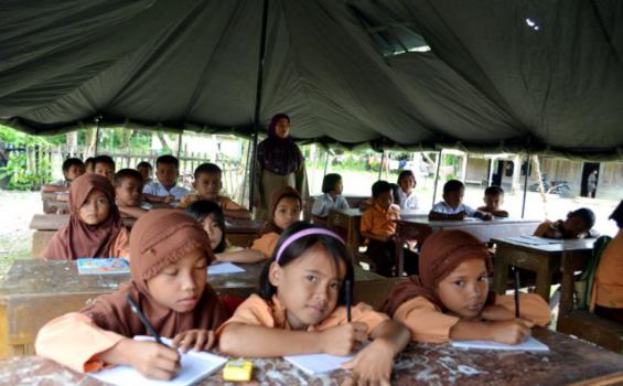 230 Murid SD di Subulussalam Terpaksa Belajar di Tenda