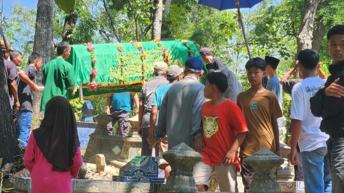 TEWAS DIRUNDUNG TEMAN - Suasana pemakaman siswa SMPN 1 Geyer, Kabupaten Grobogan, Jawa Tengah, ABP (12), di Pemakaman Umum, Dusun Muneng, Desa Ledokdawan, Kecamatan Geyer, Kabupaten Grobogan, Minggu (12/10/2025) pagi. ABP tewas setelah dirundung teman-temannya pada Sabtu (11/10/2025).