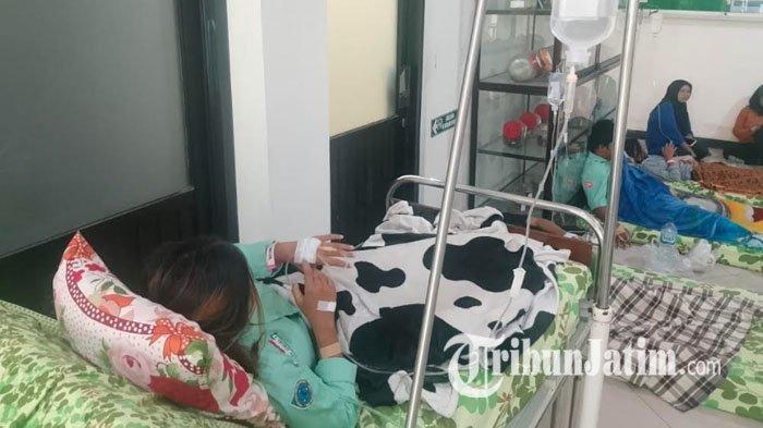 SISWA DIRAWAT - Siswa-siswi SMKN 1 Sine Ngawi menjalani perawatan di Puskesmas Ngrambe Ngawi, setelah mengalami keluhan mual dan muntah, Rabu (1/10/2025). Ada dugaan mereka mengalami keracunan usai konsumsi menu Makan Bergizi Gratis (MBG).