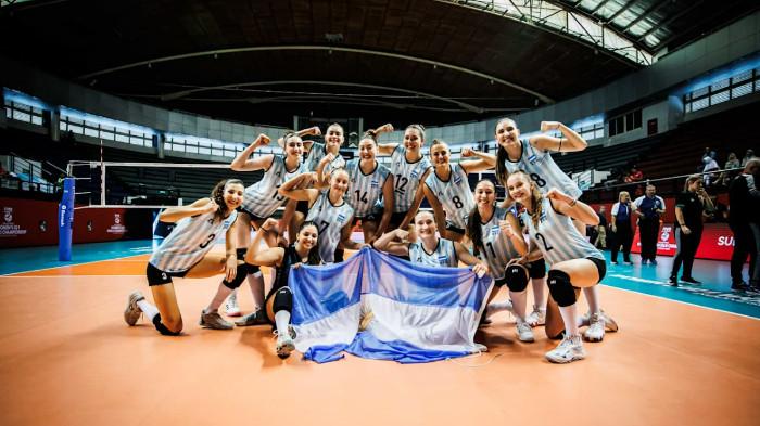 PERAYAAN KEMENANGAN - Skuad timnas voli putri U21 Argentina rayakan kemenangan setelah mengalahkan Kanada 3-0 pada laga pertama Grup A Voli FIVB U21 2025 Putri di DBL Arena, Surabaya, Jawa Timur, Kamis (7/8/2025).