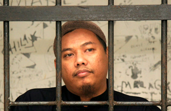 Dua Saksi Tak Kenali Barang Dagangan Sofyan Tsauri