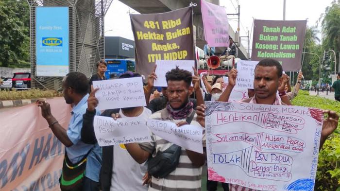 AKSI MASYARAKAT PAPUA - Massa aksi masyarakat Papua yang mengatasnamakan 'Solidaritas Merauke' menggelar aksi di depan Kantor Kementerian ATR/BPN, Jakarta Selatan, Selasa (7/10/2025). Massa menuntut pemerintah menghentikan proyek PSN di tanah Papua.