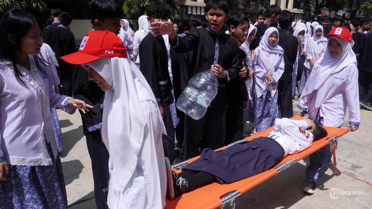Sejumlah pelajar mengikuti kegiatan Sosialisasi dan Simulasi Tanggap Bencana Gempa Bumi di SMPN 1 Kota Bandung, Jawa Barat, Kamis (28/8/2025). 
