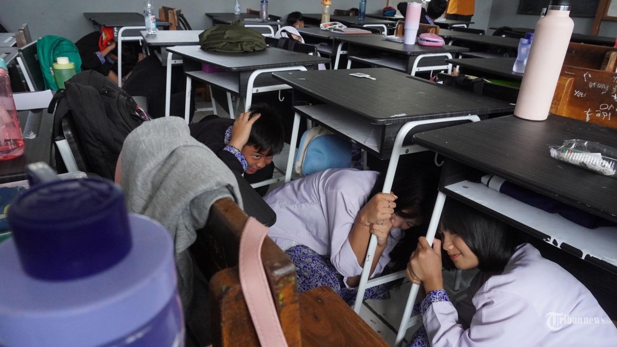Sejumlah pelajar mengikuti kegiatan Sosialisasi dan Simulasi Tanggap Bencana Gempa Bumi di SMPN 1 Kota Bandung, Jawa Barat, Kamis (28/8/2025). 