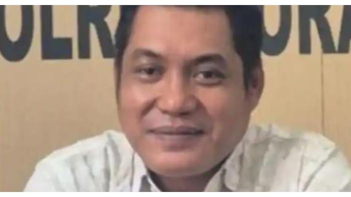 POLISI BEKINGI NARKOBA - Kasat Narkoba Polres Toraja Utara, AKP Arifan Efendi ditangkap bersama polisi lainnya berpangkat Kanit atas dugaan membekingi bandar narkoba. Hal ini diketahui setelah Polres Tana Toraja menangkap dua orang bandar berinisial ET dan O. ET mengaku menyetor Rp13 juta tiap pekan demi mengamankan bisnis haramnya.