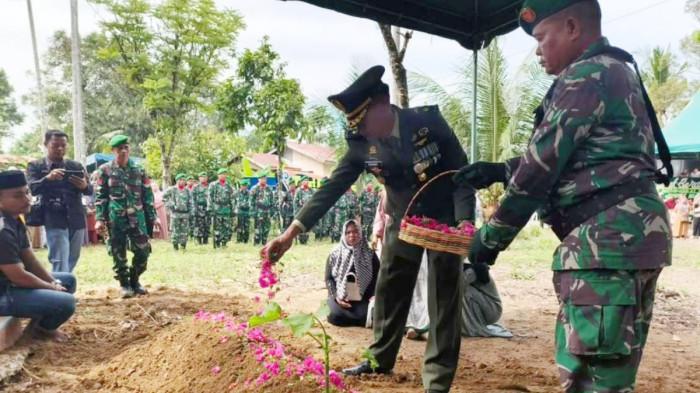 ANGGOTA KOSTRAD GUGUR - Prosesi pemakaman Pratu Johari Alfarizi, prajurit Kostrad di Desa Pasir Penjengakan, Kecamatan Lawe Bulan Kabupaten, Aceh Tenggara, Senin (06/10/2025).