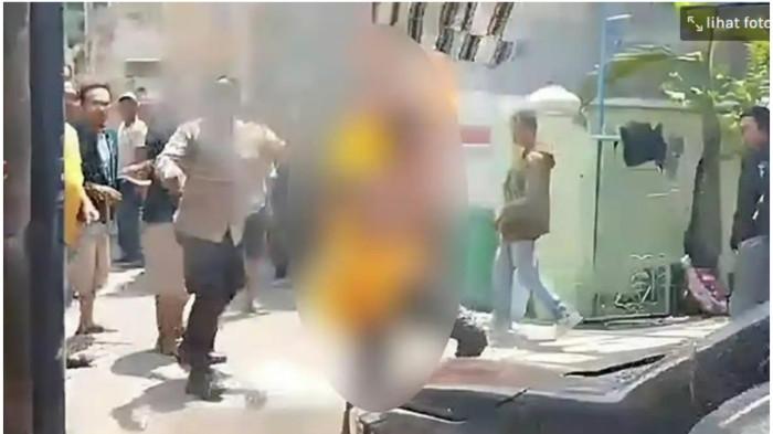 RESIDIVIS TERBAKAR - Kondisi saat Rizki Kristanto terbakar di Jalan Jojoran III, Surabaya, Jawa Timur, ketika hendak diamankan polisi, Kamis (30/10/2025). Rizki tertangkap basah saat diduga mencuri sepeda motor.