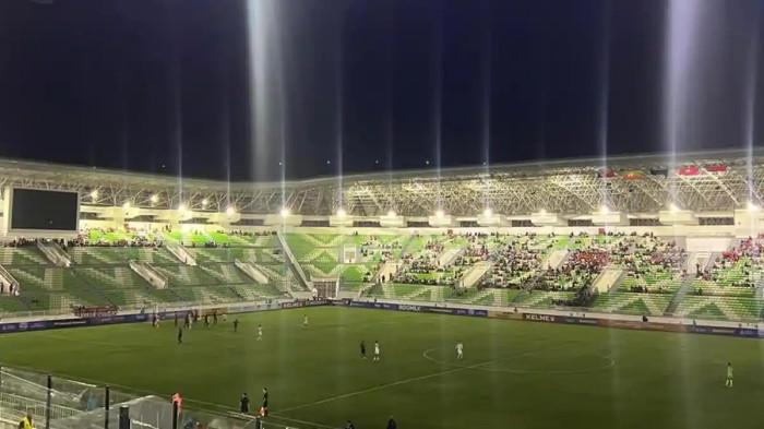 LAMPU PADAM - Suasana Stadion Utama Sumatra Utara, ketika lampu tiba-tiba padam dipertandingan Timnas U19 Indonesia vs Timor Leste di Piala AFF U19 2026, Kamis (4/6/2026) malam.