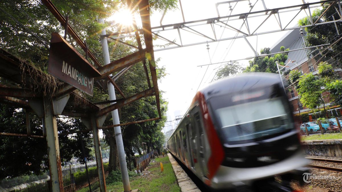 Kereta rel listrik (KRL) Commuterline melintas di Stasiun Mampang yang sudah tidak beroperasi, di kawasan Menteng, Jakarta, Minggu (19/4/2026). Stasiun yang dioperasikan sejak 1922 hingga 2007 tersebut sudah tidak lagi beroperasi karena minimnya penumpang yang naik maupun turun serta letaknya berdekatan dengan Stasiun Manggarai dan Stasiun Sudirman. Hingga saat ini, stasiun masih terbengkalai dan menjadi tempat tinggal tunawisma. TRIBUNNEWS/IRWAN RISMAWAN