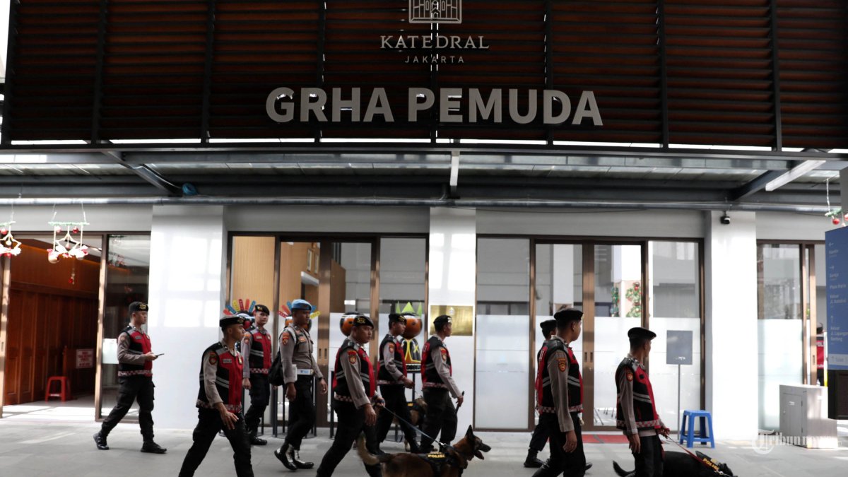 STERILISASI GEREJA - Personel kepolisian mengerahkan anjing pelacak saat sterilisasi Gereja Katedral di Jakarta Selasa (23/12/2025). Polisi melakukan pengamanan dan sterilisasi di sejumlah gereja guna menjamin keamanan dan kenyamanan umat Nasrani dalam menjalankan ibadah Natal. TRIBUNNEWS/IRWAN RISMAWAN