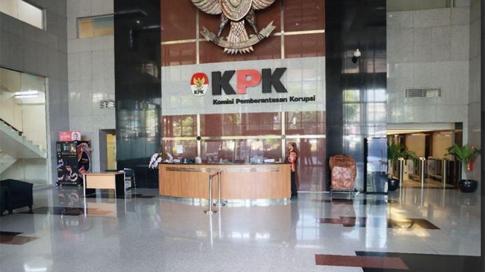 ASN WFH - Suasana Gedung Merah Putih KPK, Jakarta pada Jumat (10/4/2026), saat penerapan WFH hari pertama. Jika biasanya markas lembaga antirasuah ini ramai oleh hilir mudik pegawai, saksi, maupun tamu, hari ini beberapa sudut gedung tampak sunyi.