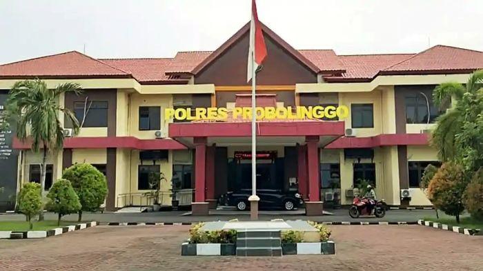 KERIBUTAN - Sulton pria asal Surabaya membuat keributan di exit Tol Gending, Kabupaten Probolinggo, Jawa Timur dan menabrak mobil anggota Polda Jatim. Pelaku kemudian diamankan ke Polres Probolinggo.

